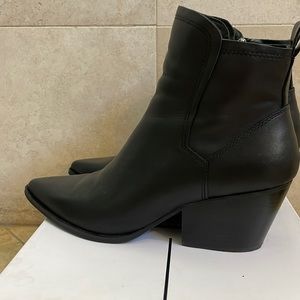 Dolce Vita Sammey black leather bootie